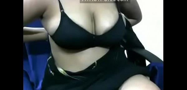  Desi Babe Strips Saree Showing Huge Boobs myhotporn.com